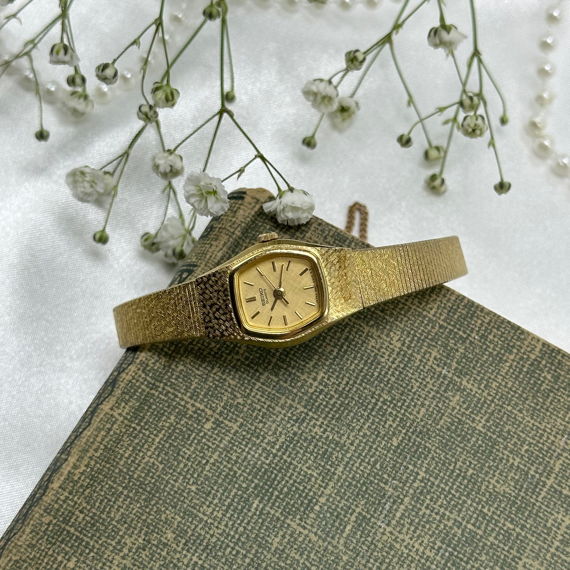 Vintage gold tone Seiko watch with quartz movement 