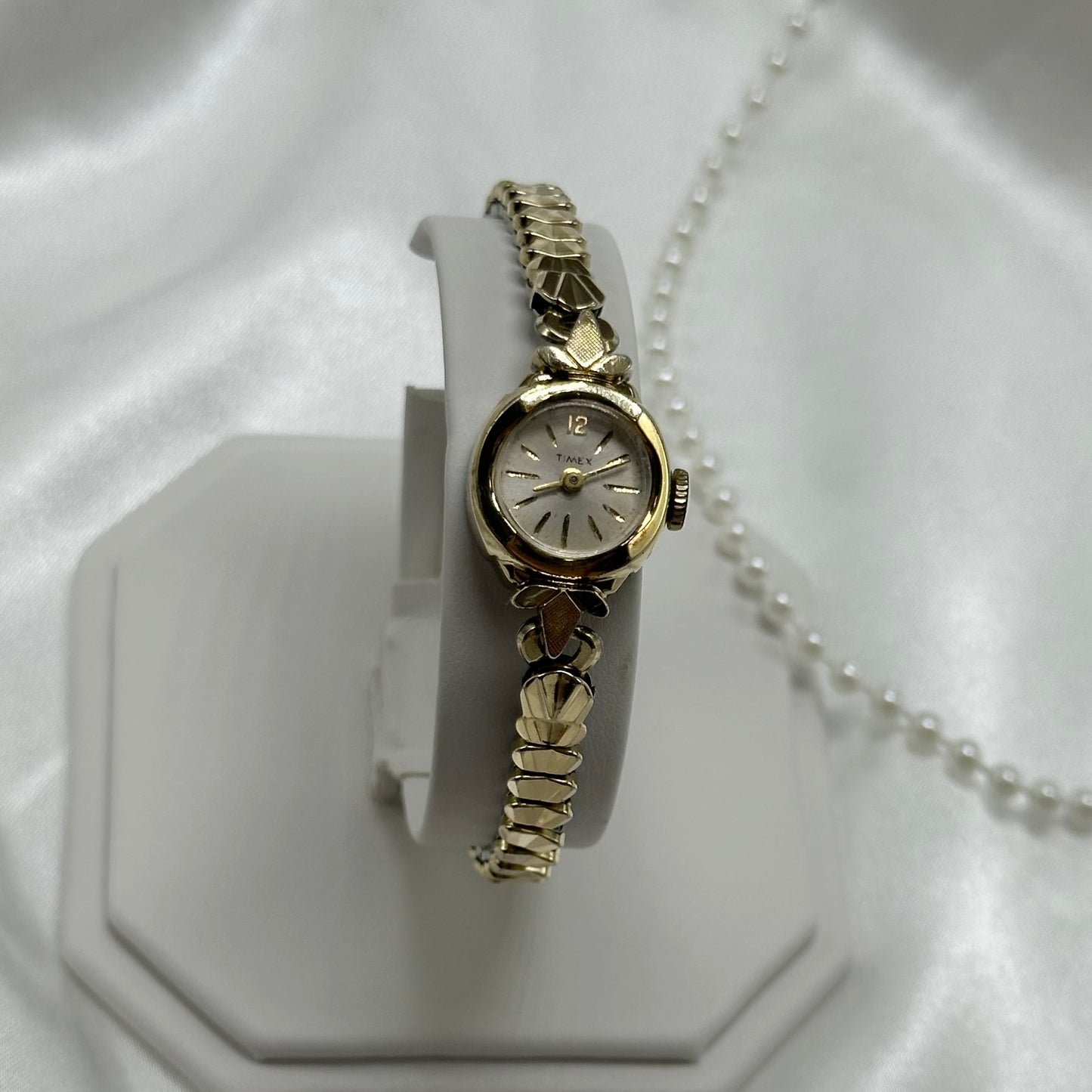 Vintage gold tone Timex manual winding watch with stretchable band
