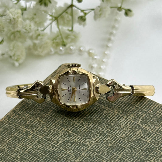 Vintage gold tone Waltham 17 Jewels manual winding watch with stretchable band. Watch comes with original W crown.