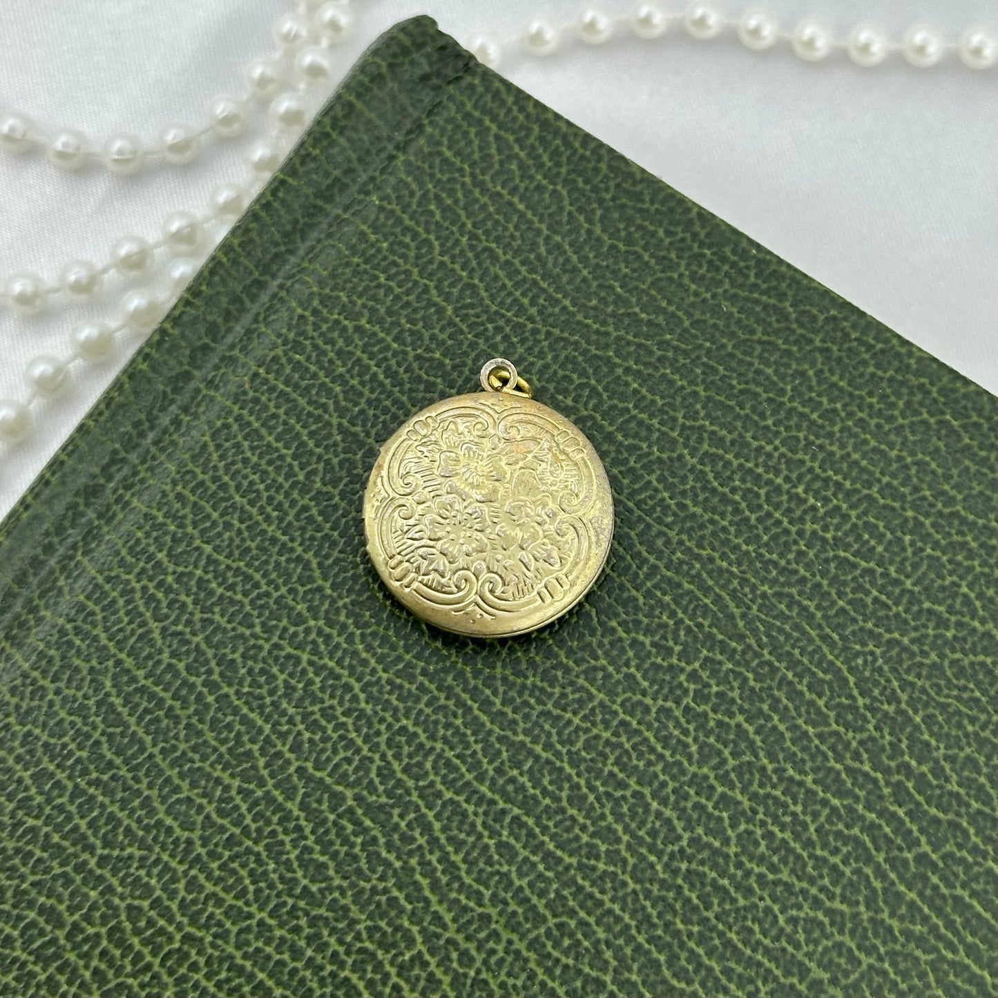 Vintage Gold Round Flower Locket