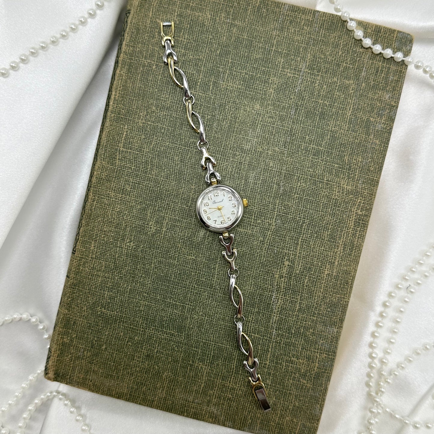 Vintage minimalist two-tone watch with clasp band