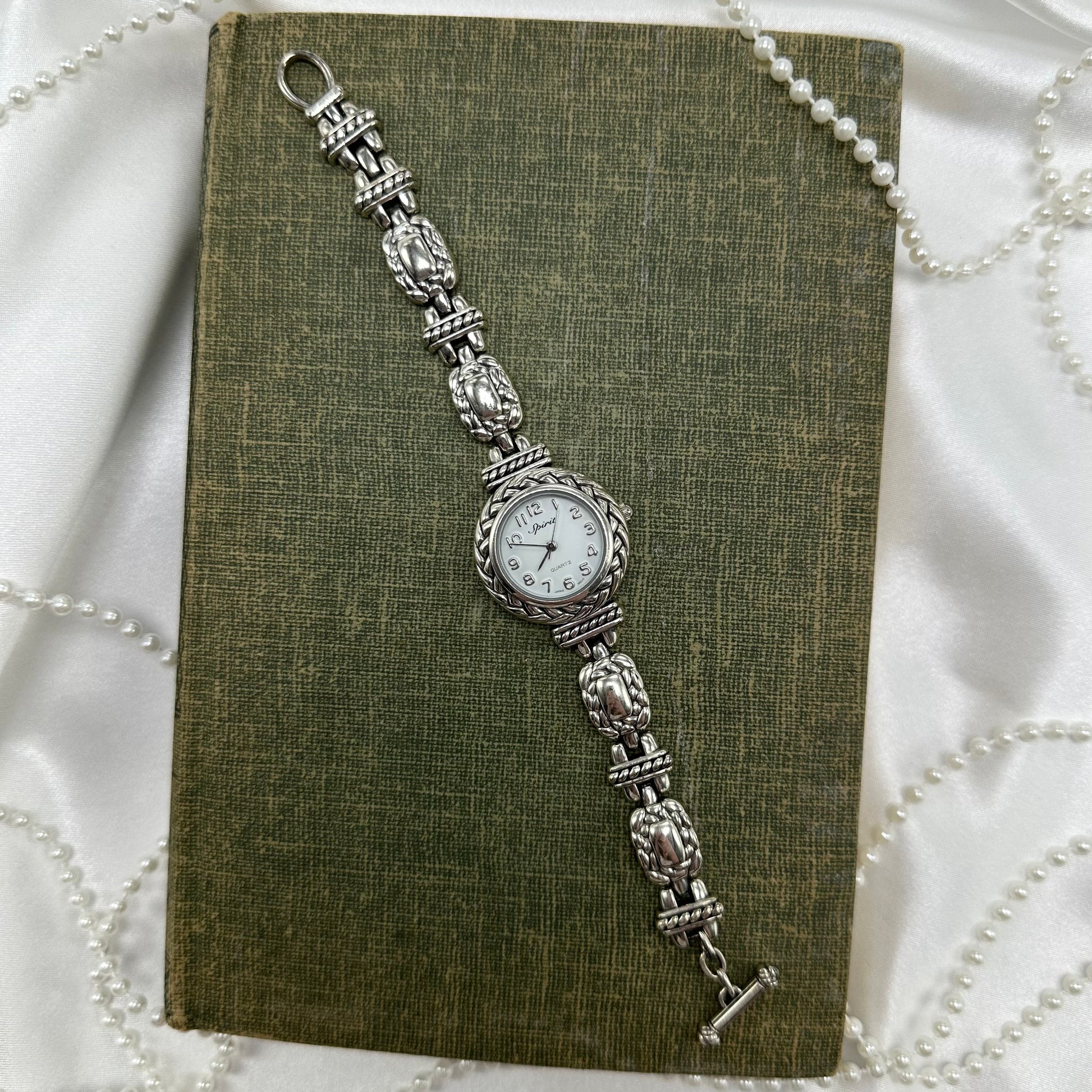 Vintage silver Spirit round dial watch with quartz movement and bracelet band