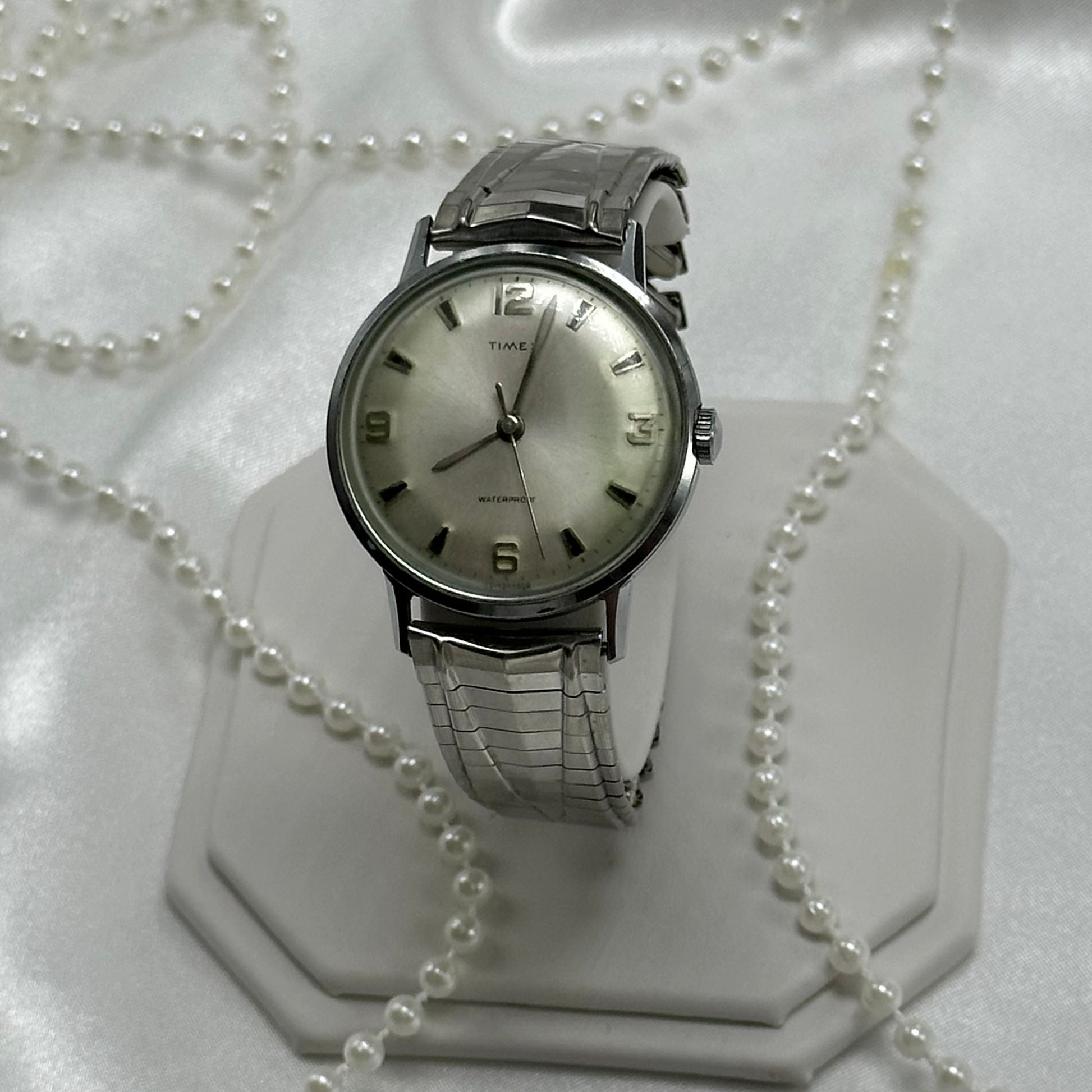 Vintage silver tone Timex manual winding watch with unique stretchable band.