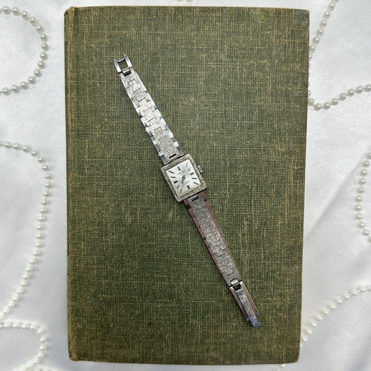 Vintage silver tone manual winding Hilton 17 jewels watch with clasp band. Chrome plated diamond cut link bracelet band.